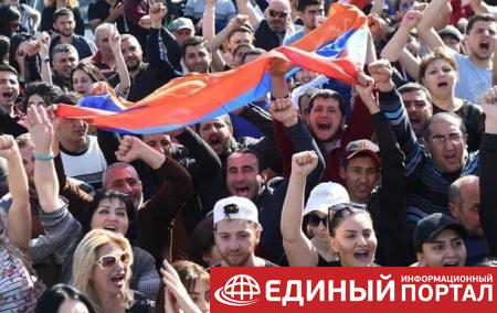 Протесты в Армении: оппозиция требует "капитуляции" правящей партии