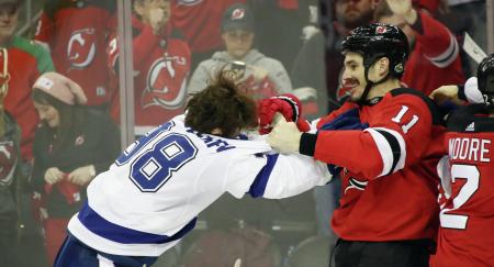 Российский хоккеист спровоцировал массовую драку в матче НХЛ