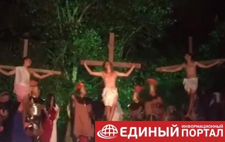 В Бразилии зритель сорвал библейский спектакль, решив "спасти Христа"