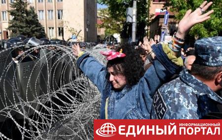 В Ереване оппозиция объявила "бархатную революцию"