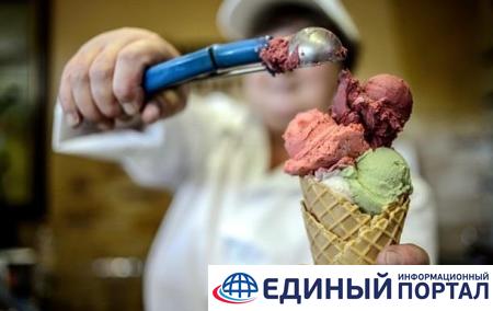 В Казахстане почти 200 человек отравились мороженым