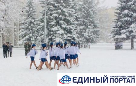 В РФ школьницы в балетках маршировали по сугробам