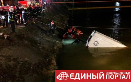 В Румынии автобус упал в реку, есть жертвы