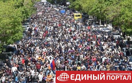 Вице-премьер и глава МИД Армении поехали в РФ обсуждать свой кризис - СМИ
