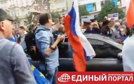 Автомобили с флагами РФ разозлили жителей Праги