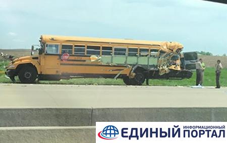 В США грузовик протаранил школьный автобус: 20 пострадавших