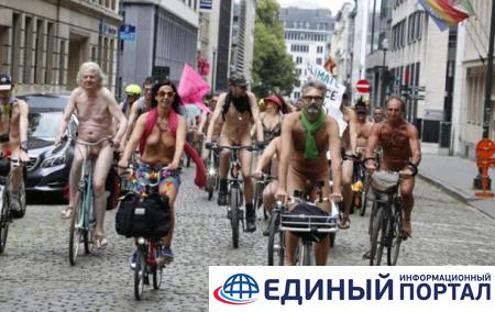 В Брюсселе протестовали голые велосипедисты