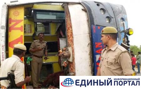В Индии перевернулся автобус с пассажирами: 17 человек погибли