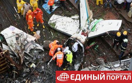 В Индии самолет упал на строительную площадку, есть жертвы