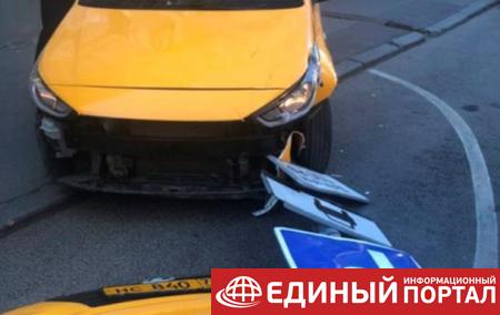 В Москве такси въехало в толпу, есть пострадавшие