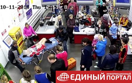 Россиянка родила в супермаркете у кассы
