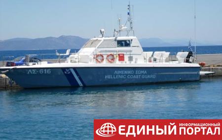 У берегов Греции перехватили судно с мигрантами под флагом Украины
