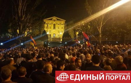 В Армении протестующие заблокировали здание парламента