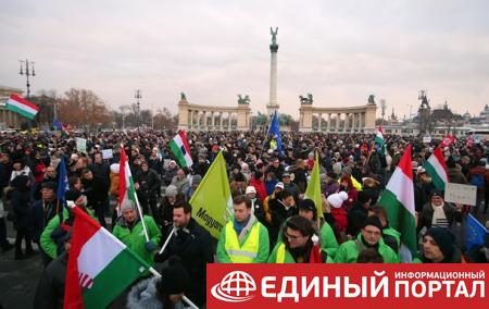 "Рабский закон". Тысячи венгров вышли на протесты