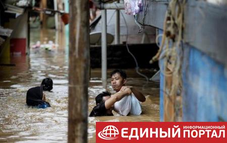 Число жертв наводнения в Индонезии достигло 68 человек