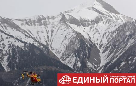 В Альпах самолет с туристами столкнулся с вертолетом