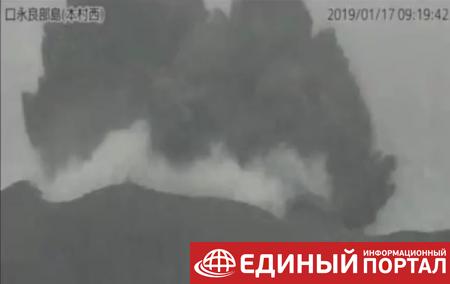 В Японии извергся вулкан