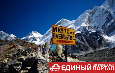 Туристам закрыли путь на Эверест из-за мусора