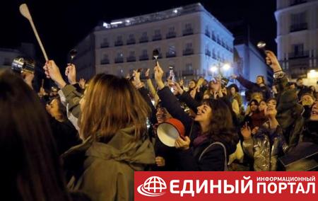 Испанки начали 8 марта митингом с посудой
