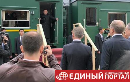 Ким Чен Ына встречали в РФ с караваем и трапом к бронепоезду