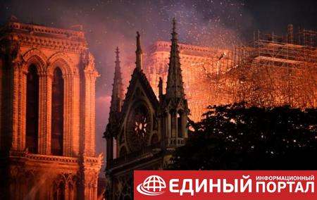 Пожар в Нотр-Дам: произведения искусств удалось спасти, собор тушат