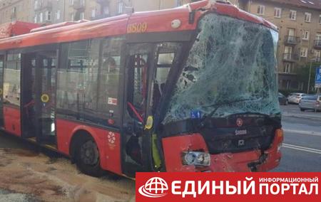 В Братиславе столкнулись автобус и троллейбус, 13 пострадавших