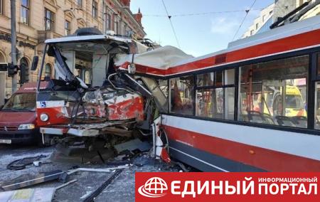 В Чехии 25 человек пострадали в лобовом столкновении трамвая и троллейбуса