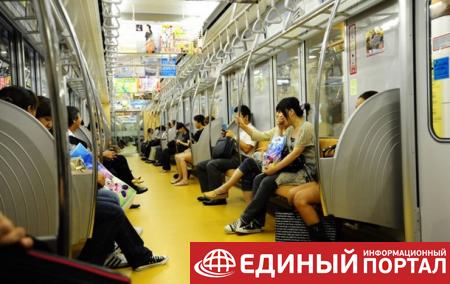 В Японии поезд метро сошел с рельсов
