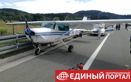 В Хорватии самолет совершил аварийную посадку на трассе