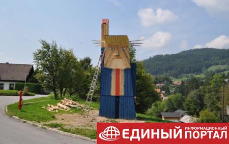 В Словении установили деревянную статую Трампа
