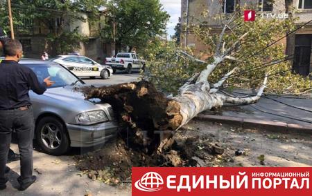 В Тбилиси ураган сорвал крыши с десятков домов