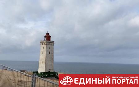 Спасают от затопления: в Дании двигают старинный маяк