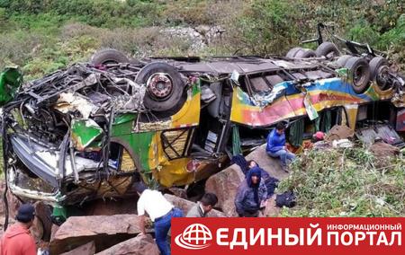 В Перу автобус упал в пропасть, более 20 жертв