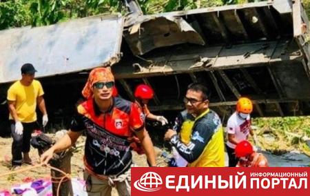 На Филиппинах грузовик упал с обрыва, погибли 19 человек