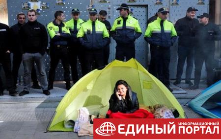 Протестующие в Грузии установили палатки возле парламента