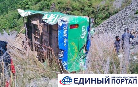 В Непале автобус рухнул в реку с высоты 500 метров: 17 жертв