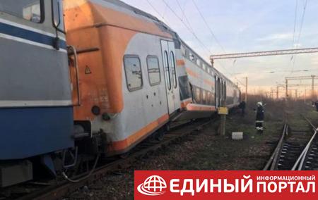 На вокзале в Румынии столкнулись и сошли с рельсов два поезда