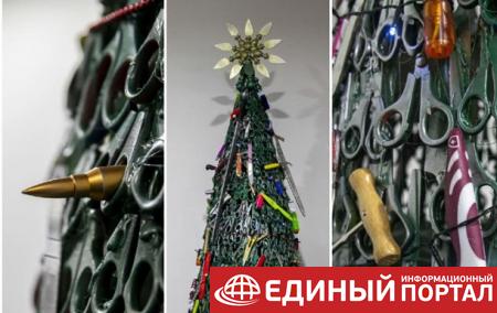 В аэропорту Вильнюса установили елку из запрещенных предметов