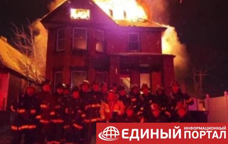 Пожарные США сделали новогоднее фото на фоне горящего дома