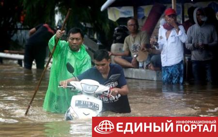 При наводнении в Индонезии погибли более 20 человек