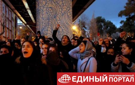 Протесты в Иране: На улицах усилили наряды полиции