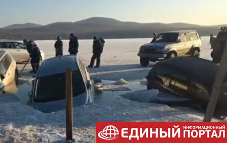 В России 30 машин рыбаков "ушли" под лед