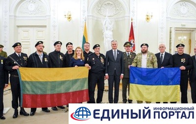 В Литве наградили украинцев, охранявших Совет страны в 1991 году