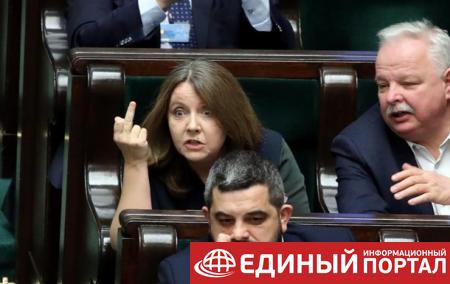 В Польше депутат Сейма показала оппозиции средний палец