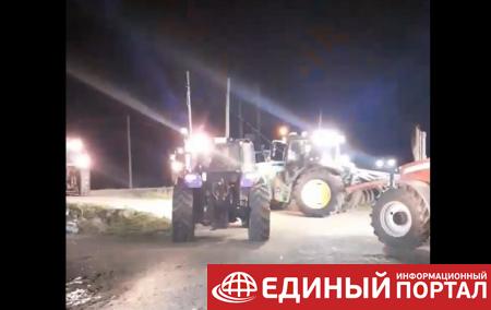 В Греции фермеры на тракторах начали сдерживать беженцев