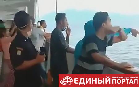 Пассажиры парома прыгали в море из-за коронавируса