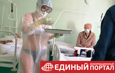 Медсестра пришла на работу в нижнем белье и прозрачном защитном костюме Медсестра пришла на работу в нижнем белье и прозрачном защитном костюме