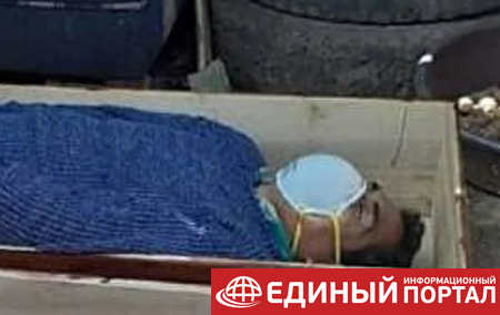Перуанский чиновник объяснил, почему полиция нашла его в гробу