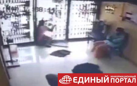 Индианка ударилась в стеклянную дверь и погибла