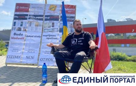 Протестующий украинец в Чехии завершил голодовку